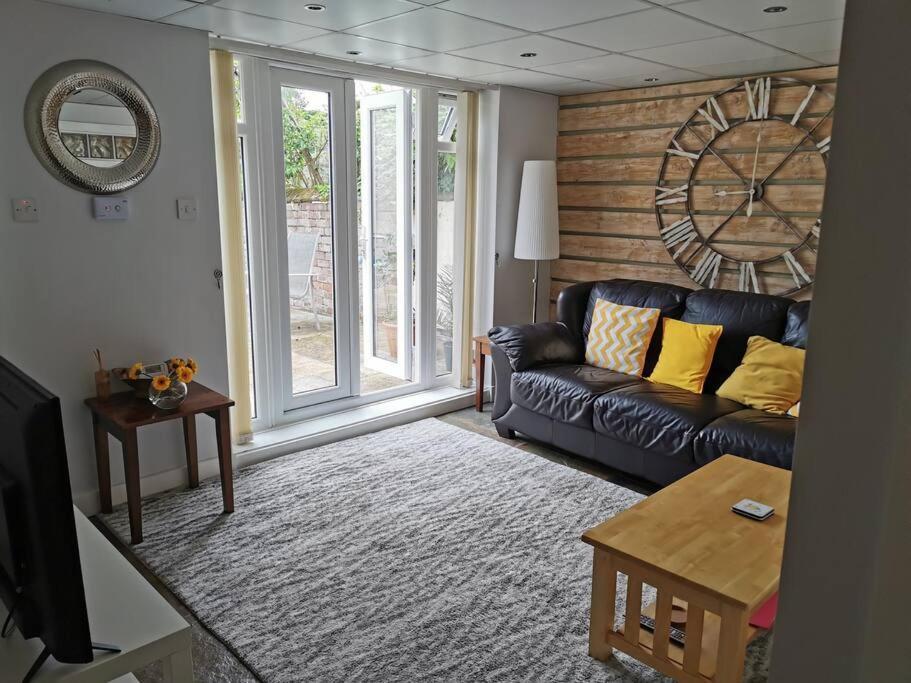 Private Garden Apartment With Secure Parking Southport Exterior foto