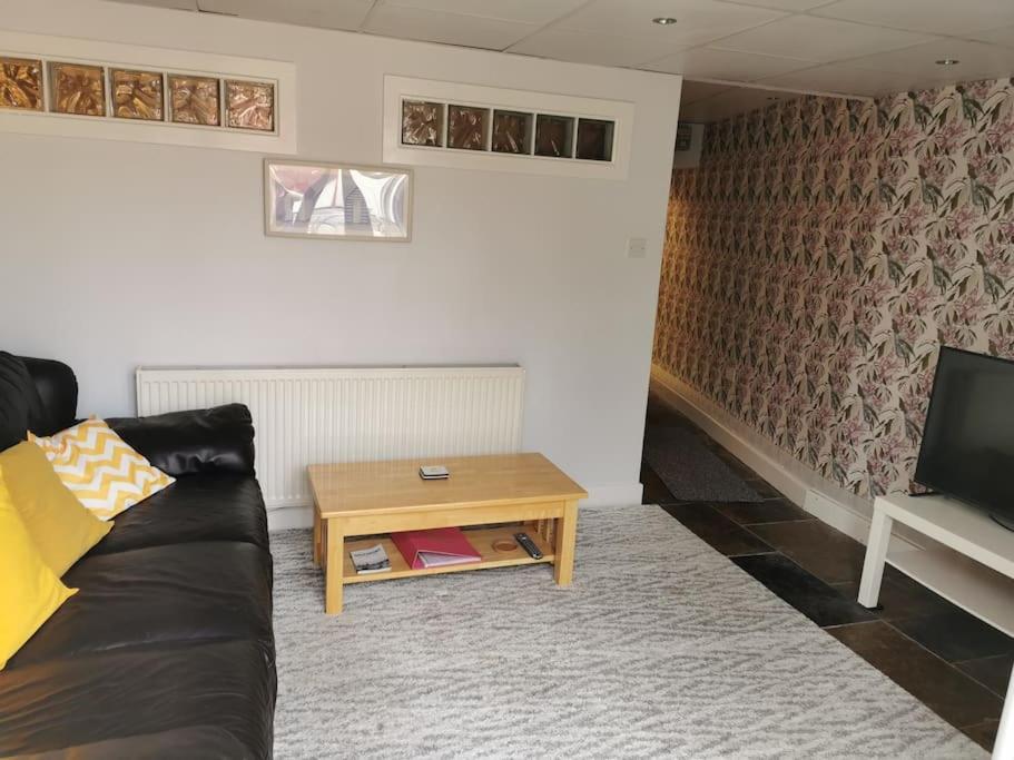 Private Garden Apartment With Secure Parking Southport Exterior foto