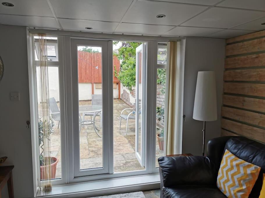Private Garden Apartment With Secure Parking Southport Exterior foto